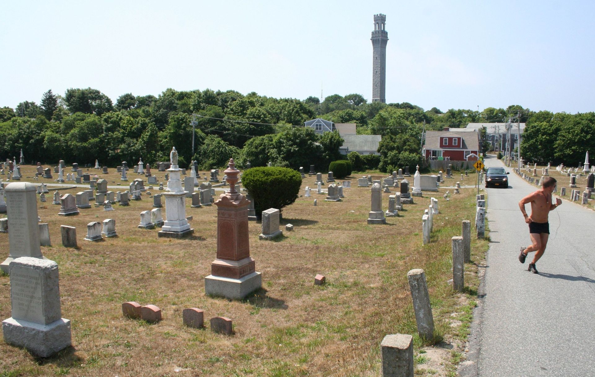 Jogger in un cimitero